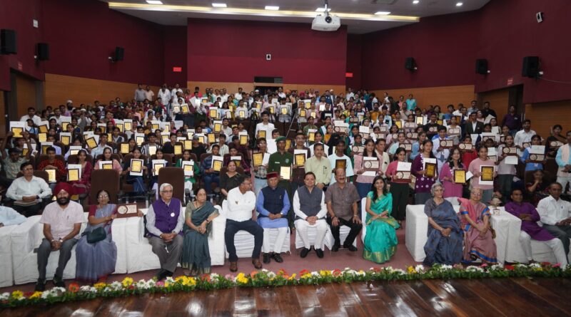 हिंदी दिवस पर हिंदी दिवस समारोह का आयोजन,बोर्ड परीक्षा में सर्वोच्च अंक लाने वाले छात्रों को सीएम ने किया सम्मानित